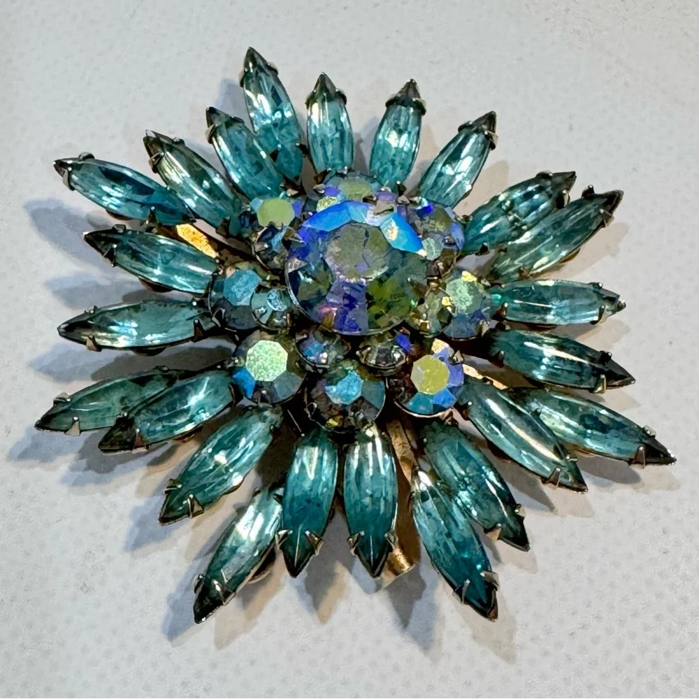 Vintage Unsigned Aqua Blue AB Crystal Navette Starburst Flower Brooch Pin - Picture 10 of 11